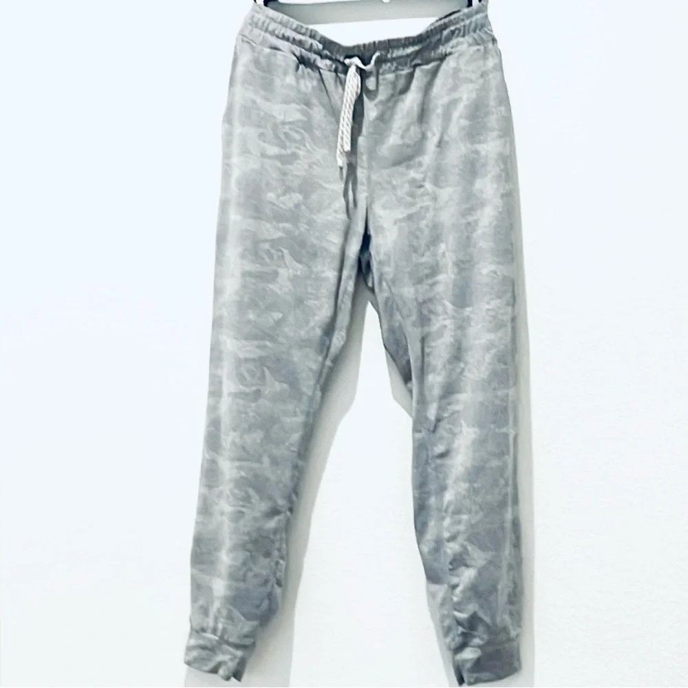 Vuori  Gray Camo Performance Joggers - Picture 5 of 6